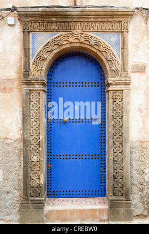 Typische alte Holztür zu einem Wohnhaus in der historischen Stadt oder Medina, UNESCO-Weltkulturerbe, Marokko, Afrika Stockfoto