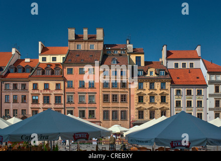 Bürgerhäuser, die nach dem 2. Weltkrieg wieder aufgebaut wurden, und Sonnenschirme in Open-Air-Cafés auf dem Altstädter Marktplatz in Warschau, Polen Stockfoto