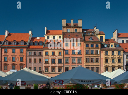 Bürgerhäuser, die nach dem 2. Weltkrieg wieder aufgebaut wurden, und Sonnenschirme in Open-Air-Cafés auf dem Altstädter Marktplatz in Warschau, Polen Stockfoto