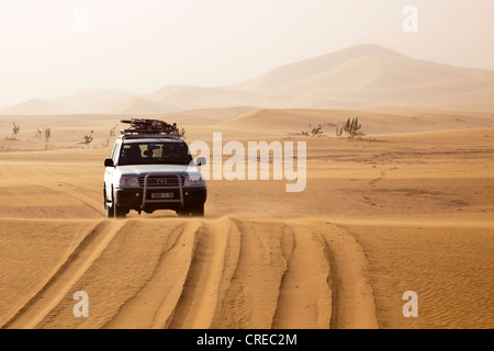 All - Terrain-Fahrzeug, Toyota Land Cruiser, an den Dünen von Erg Chegaga, Sahara Wüste nahe Mhamid, Marokko, Afrika Stockfoto