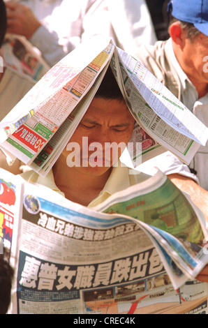 Publikum Lesen der Zeitung auf der Rennstrecke, Hong Kong Stockfoto