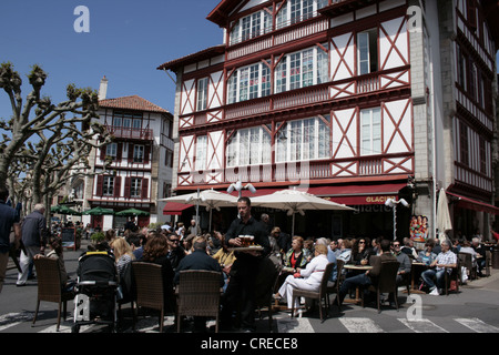 Café beschäftigt, legen Sie Louis XIV in St. Jean de Luz Stockfoto