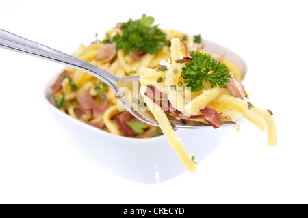 Portion Käse Spätzle auf einer Gabel isoliert auf weißem Hintergrund Stockfoto