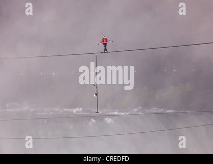 Nik Wallendar bei seinem Hochseil-Spaziergang über Niagara Falls für Sate Goat Island Niagara, New York zu den Niagara Falls in Ontario, Kanada Stockfoto