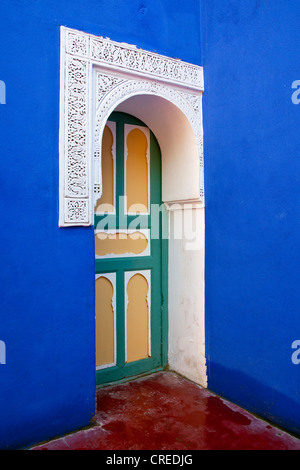 Tür im Jardin Majorelle, Majorelle Garten, botanische Gärten, Marrakesch, Marokko, Afrika Stockfoto