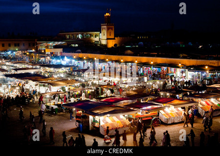 Essen und Markt Stände in Platz Djemaa El Fna in der Nacht, Medina oder Altstadt, UNESCO-Weltkulturerbe, Marrakesch, Marokko Stockfoto