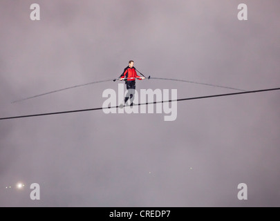 Nik Wallendar bei seinem Hochseil-Spaziergang über Niagara Falls für Sate Goat Island Niagara, New York zu den Niagara Falls in Ontario, Kanada Stockfoto