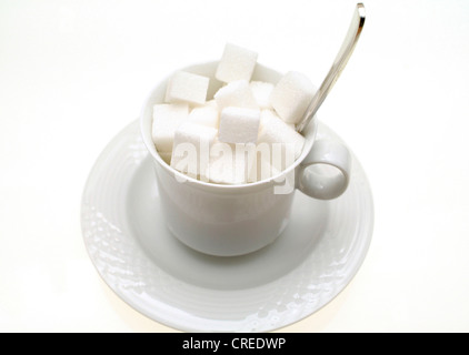 Würfelzucker in Kaffeetasse Stockfoto