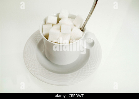 Würfelzucker in Kaffeetasse Stockfoto