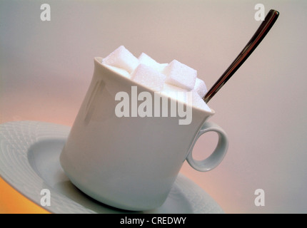 Würfelzucker in Kaffeetasse Stockfoto