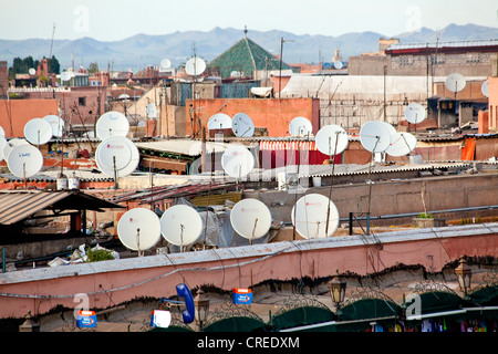 Sat-Anlagen und Antennen auf den Dächern von Gebäuden in der Medina oder die Altstadt von Marrakesch, Marokko, Afrika Stockfoto