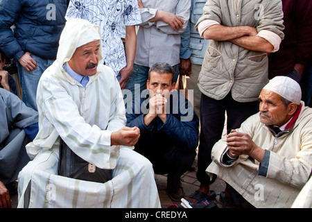 Geschichtenerzähler tragen traditionelle Djellaba in Platz Djemaa El Fna, Medina oder Altstadt, UNESCO-Weltkulturerbe, Marrakesch Stockfoto