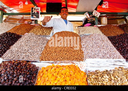 Getrocknete Früchte, Nüssen, Datteln und Mandeln an einem Marktstand auf dem Marktplatz Djemaa el Fna in der Medina, der Altstadt Stockfoto