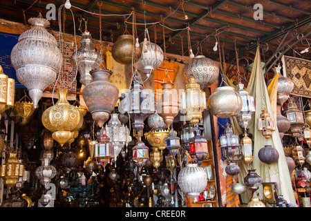 Marokkanische Lampen und Laternen gemacht von Blech- und Schmiedeeisen im Souk, Markt, in der Medina Stockfoto