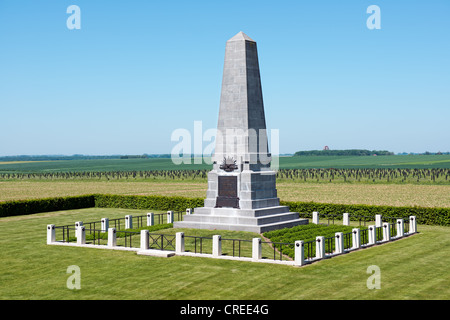 WW1 Australian 1. Division Memorial mit der Thiepval-Denkmal in der Ferne, Pozières, Somme, Frankreich Stockfoto