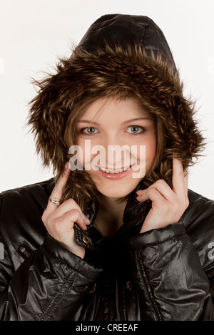 Junge Frau trägt Kapuzenjacke Stockfoto