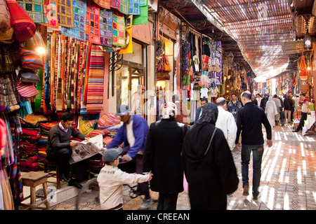 Geschäfte in den Souk zu vermarkten, in der Medina, der Altstadt, Marrakesch, Marokko, Afrika Stockfoto