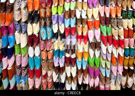 Traditionelle marokkanische Leder Pantoffeln in den Souk zu vermarkten, in der Medina, der Altstadt, Marrakesch, Marokko, Afrika Stockfoto