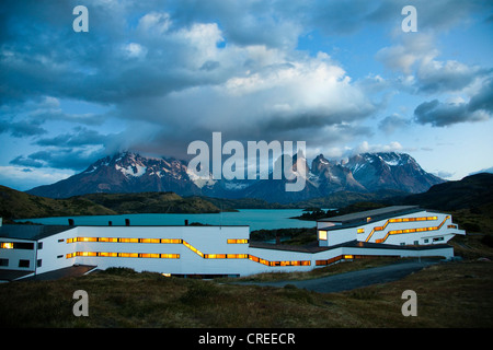 Ein Hotel mit einer beeindruckenden Aussicht auf Berge, Seen und Gletscher in einem wilden Nationalpark Stockfoto