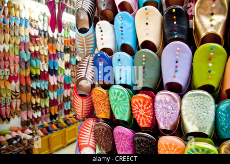 Traditionelle marokkanische Leder Pantoffeln in den Souk zu vermarkten, in der Medina, der Altstadt, Marrakesch, Marokko, Afrika Stockfoto