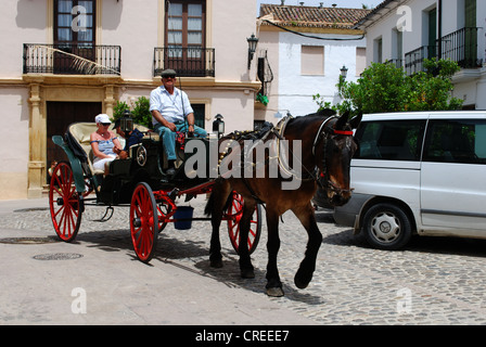 Pferdekutsche in der Altstadt, Ronda, Andalusien, Westeuropa. Stockfoto