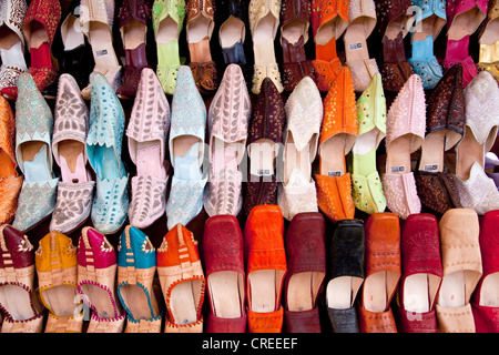 Traditionelle marokkanische Leder Pantoffeln in den Souk zu vermarkten, in der Medina, der Altstadt, Marrakesch, Marokko, Afrika Stockfoto