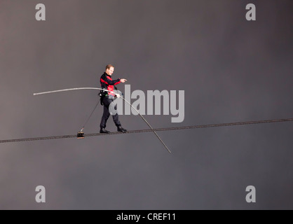 Nik Wallendar bei seinem Hochseil-Spaziergang über Niagara Falls für Sate Goat Island Niagara, New York zu den Niagara Falls in Ontario, Kanada Stockfoto