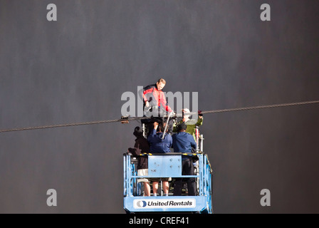 Nik Wallendar bei seinem Hochseil-Spaziergang über Niagara Falls für Sate Goat Island Niagara, New York zu den Niagara Falls in Ontario, Kanada Stockfoto