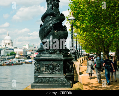 Queen es Walk auf der South Bank London an einem Sommertag mit viktorianischen Lampensockel im Vordergrund und St. Pauls Cathedral Stockfoto