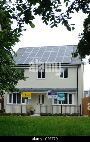 Voltaic Sonnenkollektoren auf neues Haus und Haus zum Verkauf Zeichen der Limes in Plymouth, Devon Stockfoto