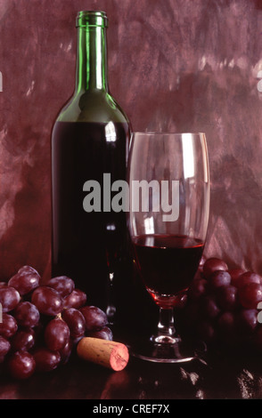 Obst und Wein Closeup auf gemalten Hintergrund Stockfoto