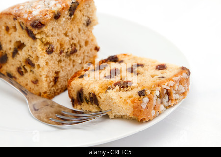 Obstkuchen in Scheiben geschnitten auf weißen Teller mit Gabel Stockfoto