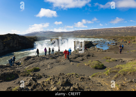 Touristen am Godafoss Wasserfall der Götter, Island, Nordeuropa, Europa Stockfoto