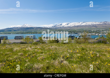 Wohnmobile auf Eyjafjoerdur mit Blick auf die Stadt Akureyri, Nord-Island, Island, Nordeuropa, Europa Stockfoto