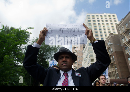 Tausende von Demonstranten marschieren ein Schweigemarsch protestieren die NYPD-Politik der Stop und Frisk Fifth Avenue in New York. Stockfoto