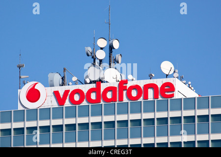 Mobiltelefon-Antennen und das Vodafone-Logo auf der Vodafone-Hochhaus bauen, Vodafone D2 GmbH in Düsseldorf Stockfoto