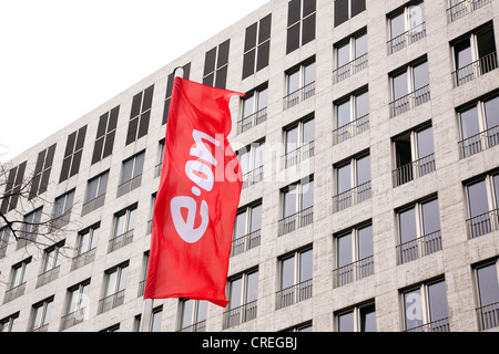 Flagge mit dem E.ON-Logo vor der Zentrale des Energiekonzerns EON AG in Düsseldorf, Nordrhein-Westfalen Stockfoto