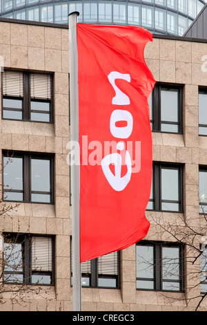 Flagge mit dem E.ON-Logo vor der Zentrale des Energiekonzerns EON AG in Düsseldorf, Nordrhein-Westfalen Stockfoto