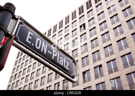 Straßenschild, E.ON-Platz, vor dem Hauptsitz der Energie Gruppe EON AG in Düsseldorf, Nordrhein-Westfalen Stockfoto