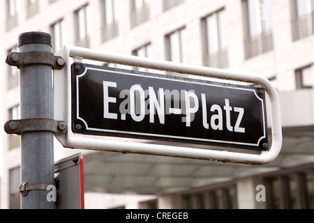 Straßenschild, E.ON-Platz, vor dem Hauptsitz der Energie Gruppe EON AG in Düsseldorf, Nordrhein-Westfalen Stockfoto