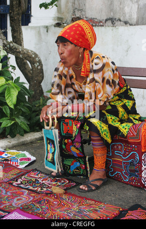 Kuna Indianerin Verkauf von Molas in Panama City, Panama, Panama-Stadt Stockfoto