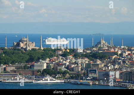 ISTANBUL, TÜRKEI. Einen erhöhten Blick auf Sultanahmet-Viertel mit Aya Sofia auf der linken Seite und die blaue Moschee auf der rechten Seite. 2011. Stockfoto