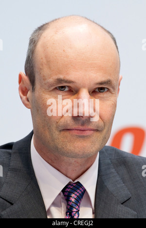 Marcus Schenck, Chief Financial Officer, CFO der Energie Gruppe EON AG, während der Pressekonferenz am Jahresabschluss auf Stockfoto