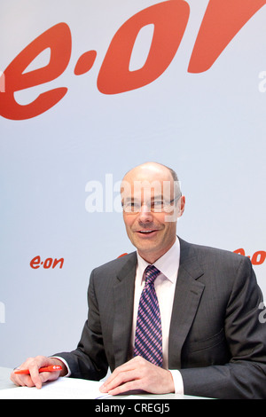 Marcus Schenck, Chief Financial Officer, CFO der Energie Gruppe EON AG, während der Pressekonferenz am Jahresabschluss auf Stockfoto