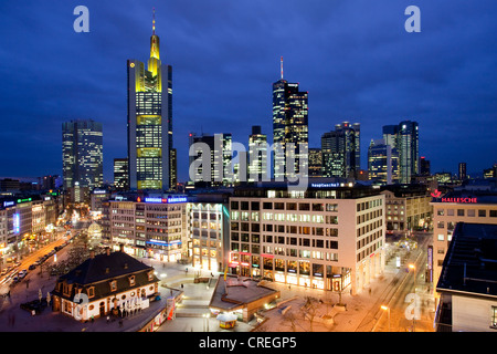 Skyline in der Abenddämmerung mit der Hauptwache und dem Finanzviertel, Westend, Frankfurt Am Main, Hessen, Deutschland, Europa Stockfoto