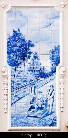 Azulejo, Wandbild von keramischen Fliesen mit einer Szene mit einer Zahnradbahn und Korb Schlitten fahren in Funchal, auf das Stadttheater Stockfoto