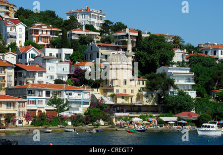 ISTANBUL, TÜRKEI. Ein Blick auf Burgazada, eines der Prinzeninseln (Kizil Adalar) in das Marmarameer. 2011. Stockfoto