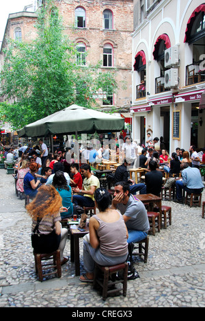 ISTANBUL, TÜRKEI. Junge Türken sitzen in einem Café in einer Seitenstraße abseits Istiklal Caddesi im Stadtteil Beyoglu. 2011. Stockfoto