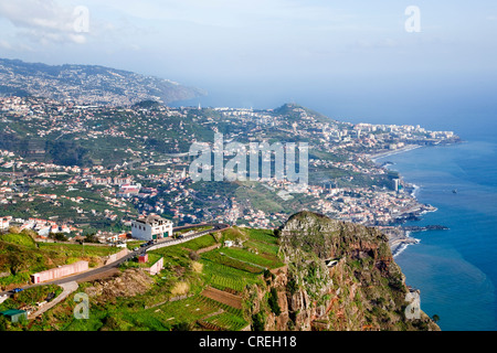 Funchal in der Nähe von Camara aus der 580 Meter hohen Cabo Girao Klippe, Funchal, Madeira, Portugal, Europa Stockfoto