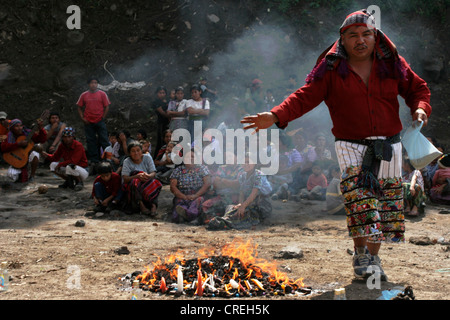 Maya-Priester tanzen und beten im Ritual mit Maya Altar, brennende Kerzen und Offeringsin Panabaj, Lake Atitlan, Guatemala, Atitlansee, Panabaj Stockfoto